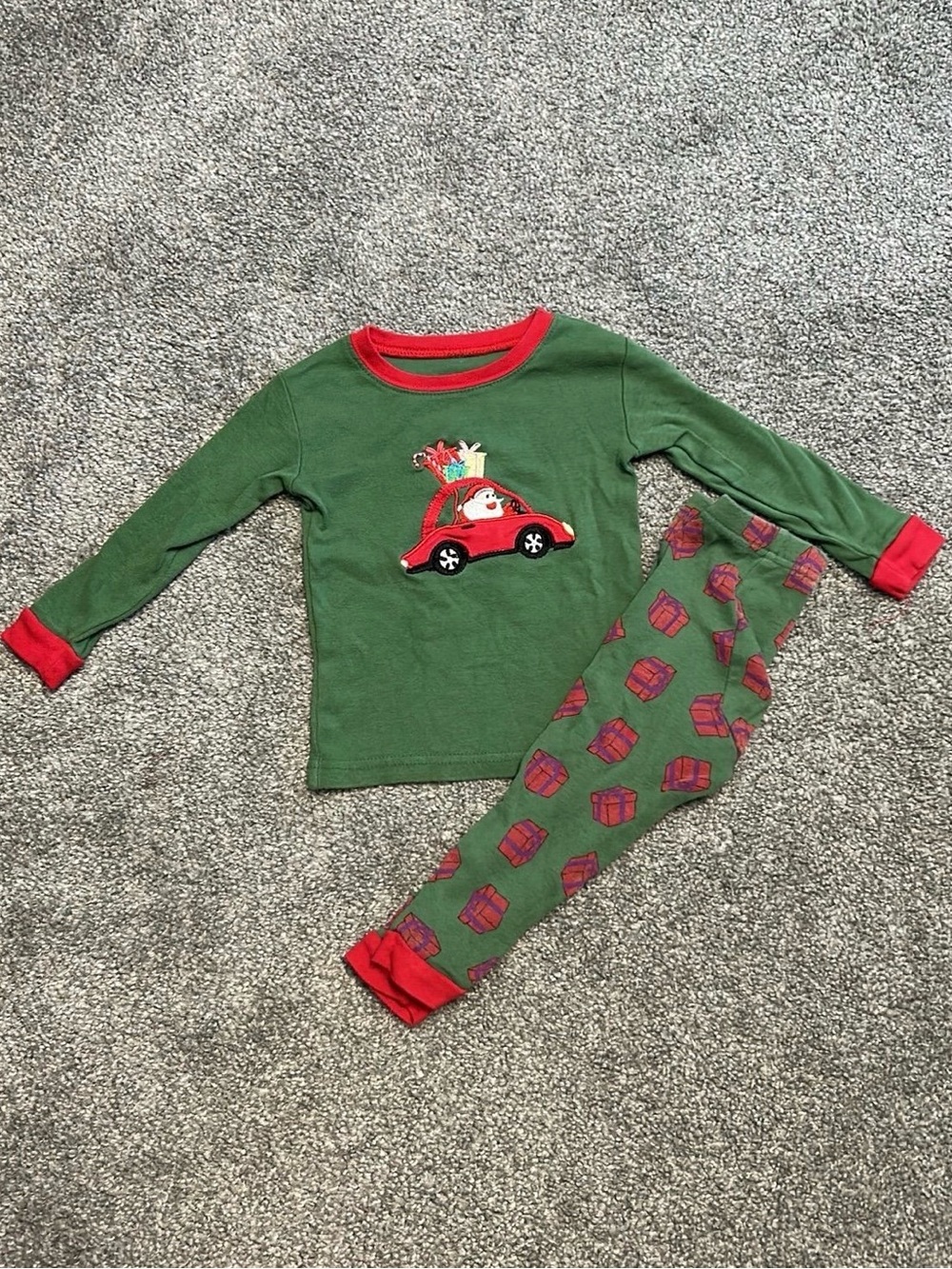 Leveret Kids Green and Red Holiday Pajama Set with Festive Car Motif